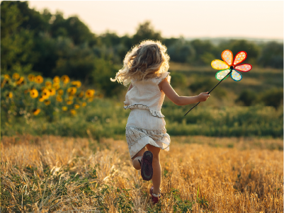 Piger der løber gennem kornmark