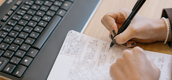 Hånd skriver noter