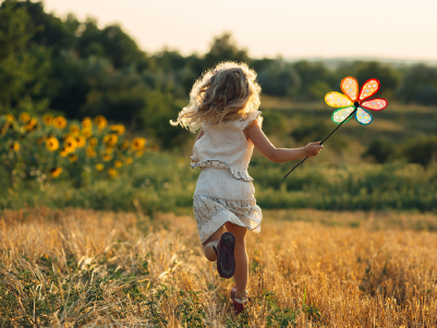 Pige løber gennem kornmark