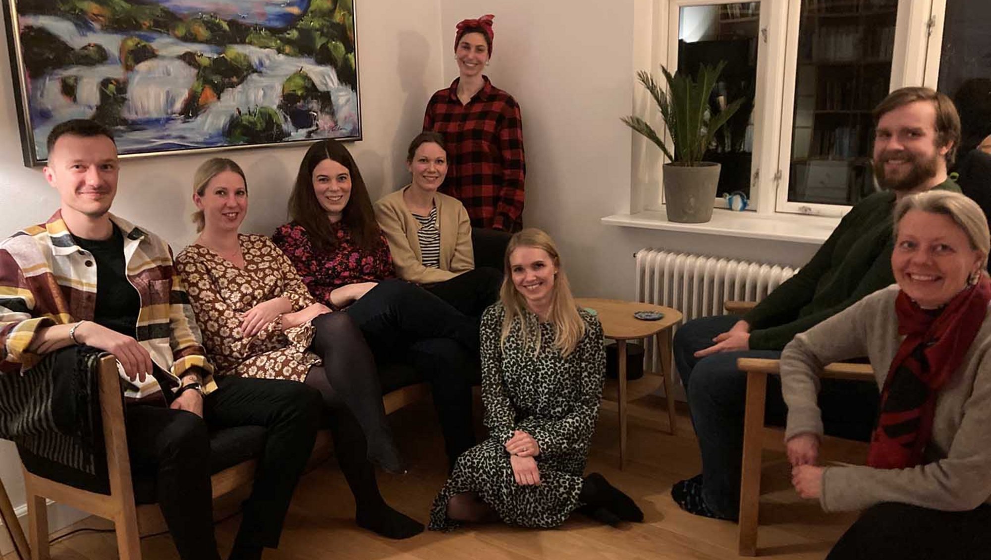 Personer fra The life story group sidder i stue