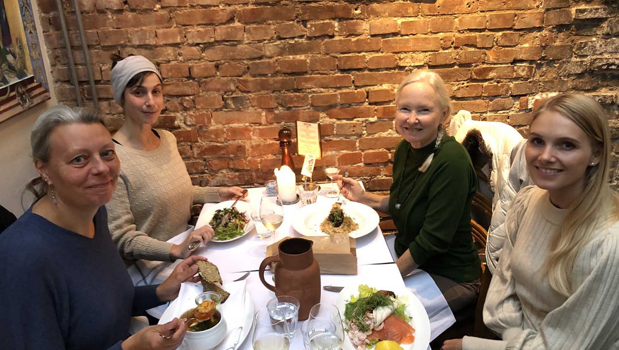 Personer fra The life story group sidder ved bord og spiser en middag