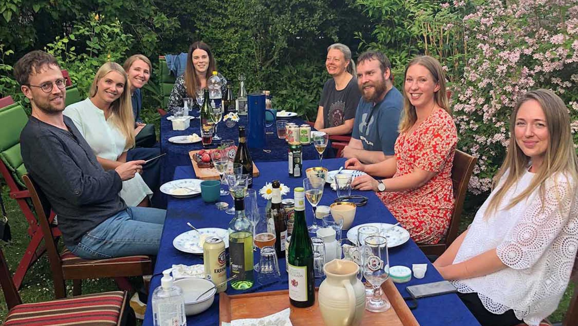 Personer fra The life story group sidder ved bord i have