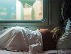 Kvinde sover i trailer